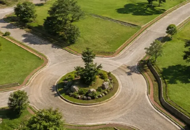Rotonda ajardinada con piedras y calles pavimentadas